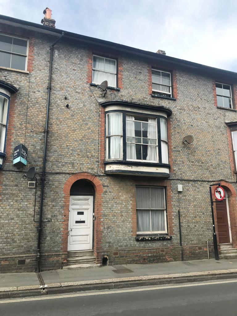 Lot: 11 - TOWN CENTRE FLAT FOR INVESTMENT -